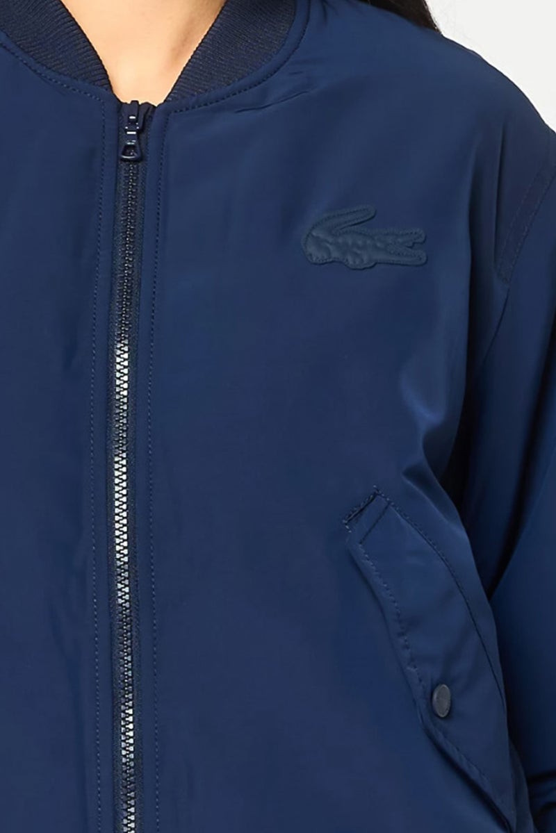 LACOSTE جاكيت بومبر بشعار العلامة التجارية للنساء، أزرق داكن - Image 5