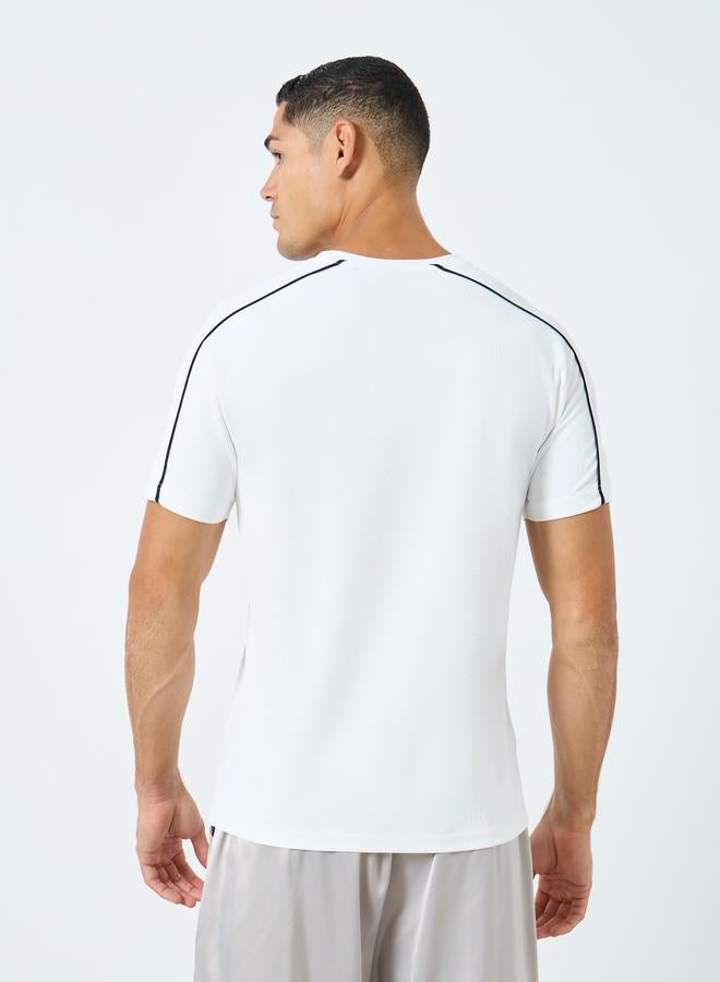 Styli Active Men Contrast Piping Detail Workout T-Shirt - Image 4