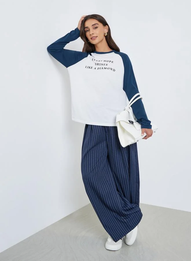 ستايلي تيشيرت بطبعة كتابة وأكمام ريجلان