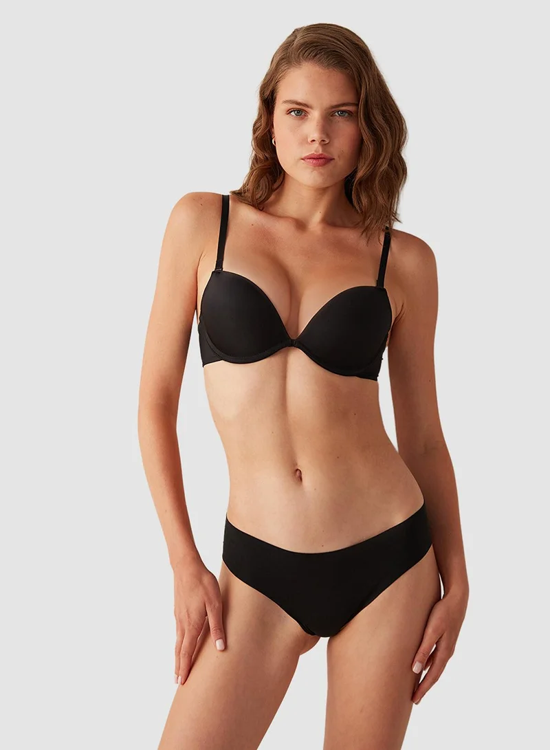 بنتي حمالة صدر سوداء