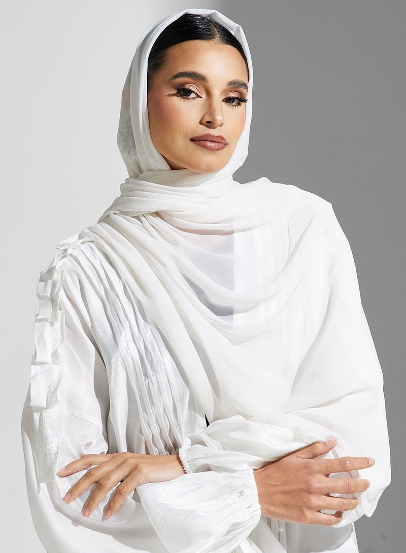 عباية بأكمام مزينة بكسرات