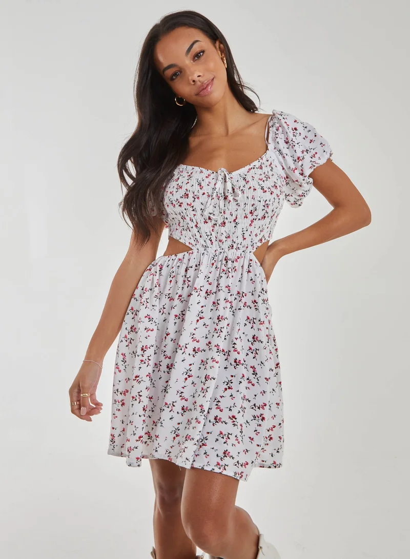 بينك فانيلا فستان قصير بأكمام منتفخة وطبعات زهور وفتحة جانبية