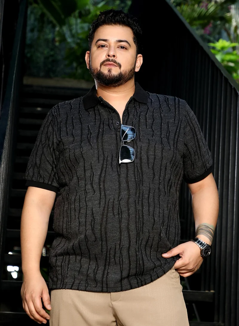 انستافاب بلس تيشيرت بولو رجالي بنقش جاكار | ياقة بولو مضلعة وأكمام قصيرة مضلعة | نصف أزرار وحافة مستقيمة | قماش جاكار مجسم كاجوال يومي للمقاسات الكبيرة | أسود