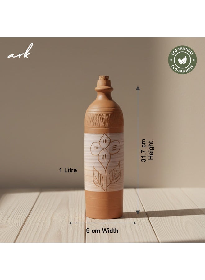 ارك زجاجة ماء من الطين المحروق مصنوعة يدويًا من ARK | زجاجة ميتي بسدادة فلين | تصميم فني بأوراق شجر ثنائية اللون | تبريد طبيعي | صديقة للبيئة | 1 لتر - Image 2
