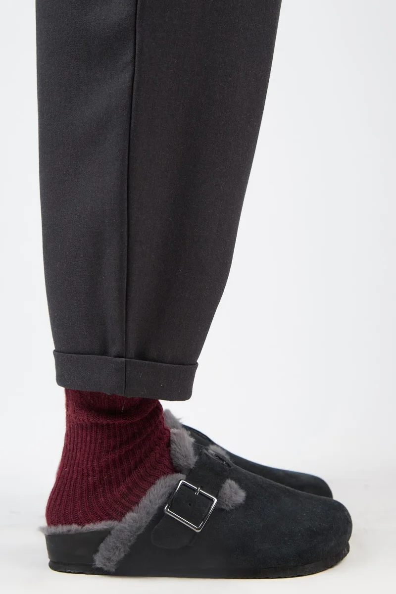 مانجيرو قباقيب نسائية من الجلد الطبيعي بلون أنثراسيت من مانيجيرو (زيتا 2 مبطنة بالفرو) مع حزام وإبزيم