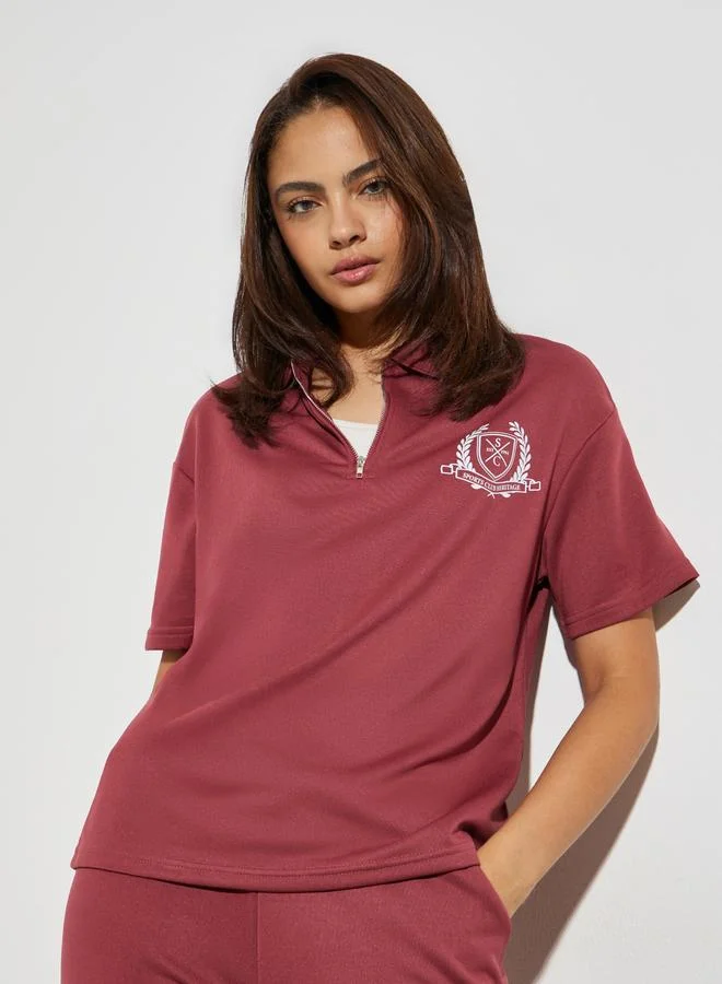 Styli Burgundy Badge Print Zip Detail Polo T-Shirt