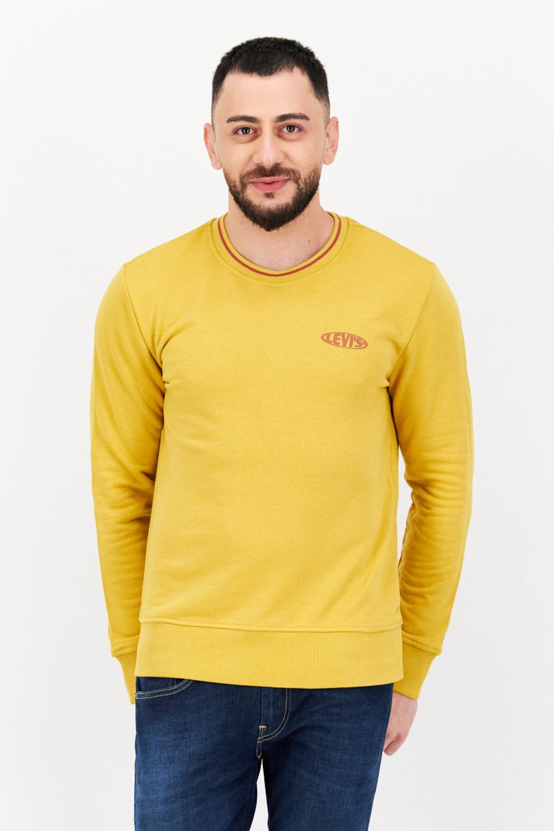 Levi's سويت شيرت رجالي بأكمام طويلة بياقة دائرية بشعار العلامة التجارية، أصفر - Image 1