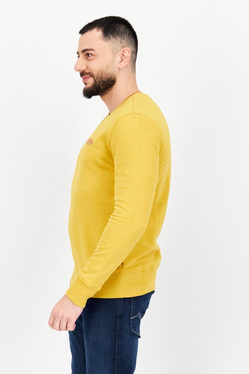 Levi's سويت شيرت رجالي بأكمام طويلة بياقة دائرية بشعار العلامة التجارية، أصفر - Image 3