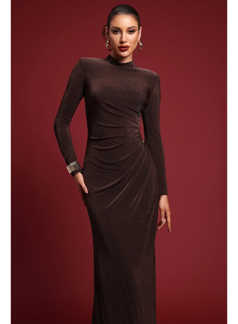 بيلا بارنيت فستان ماكسي أنيق منسوج بأكمام طويلة وبتصميم محدد للجسم من آيفي