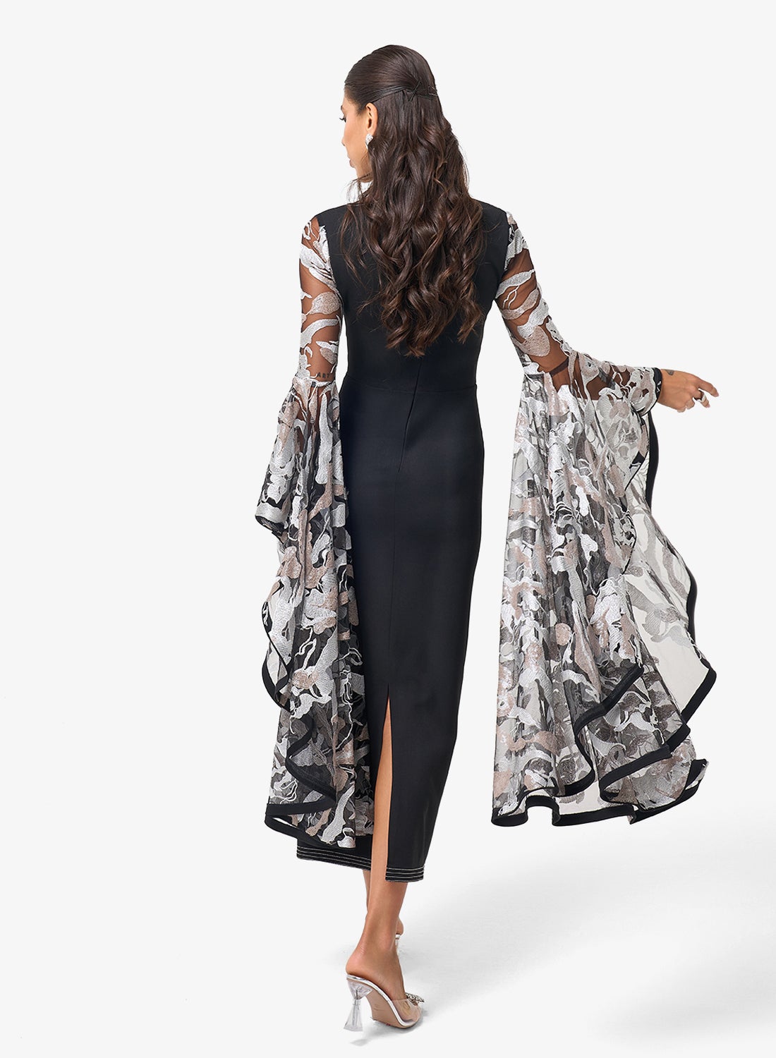 فستان ميدي بأكمام واسعة وتفاصيل دانتيل