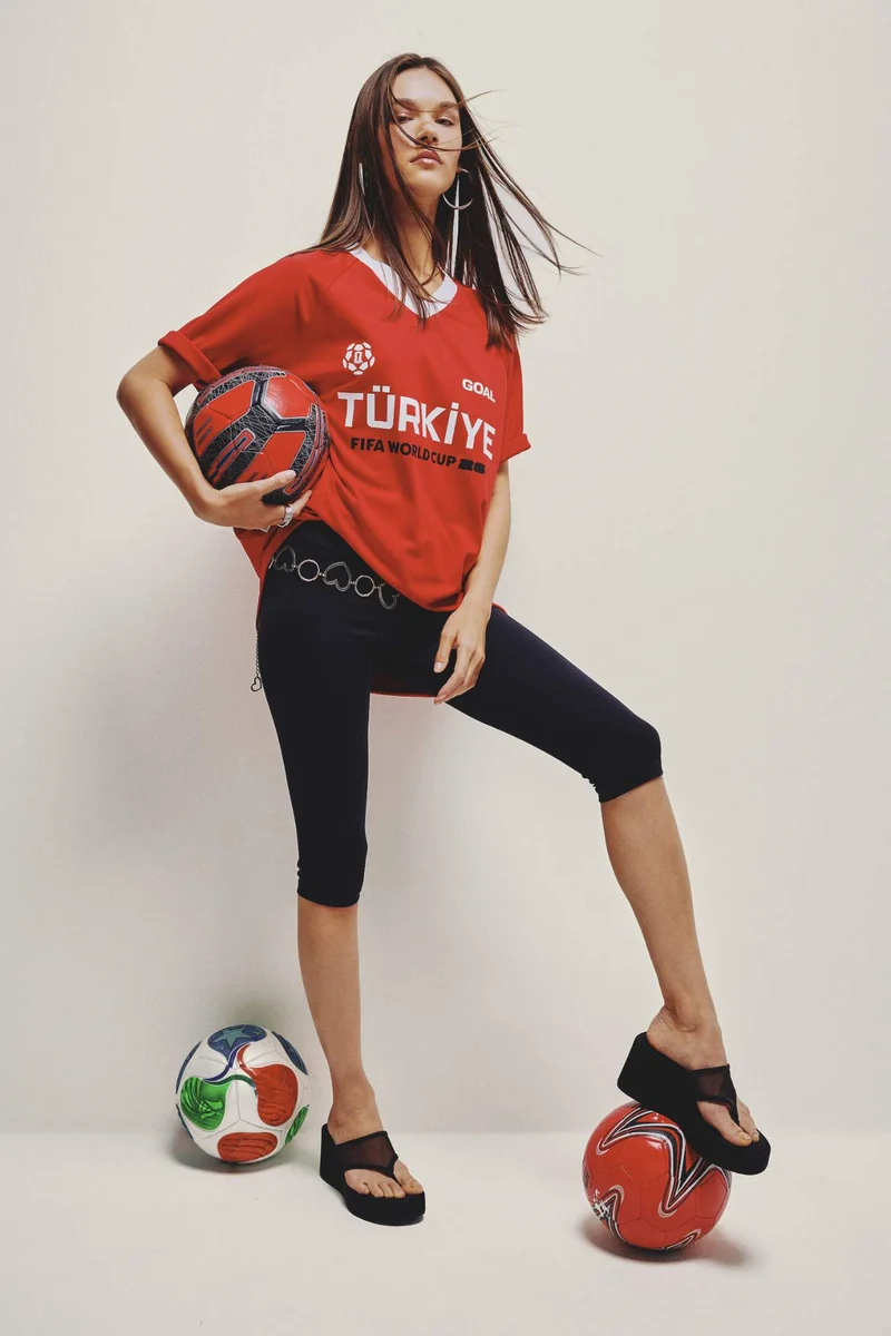 ديفاكتو Oversize Fit V-Neck Printed Short Sleeve T-Shirt