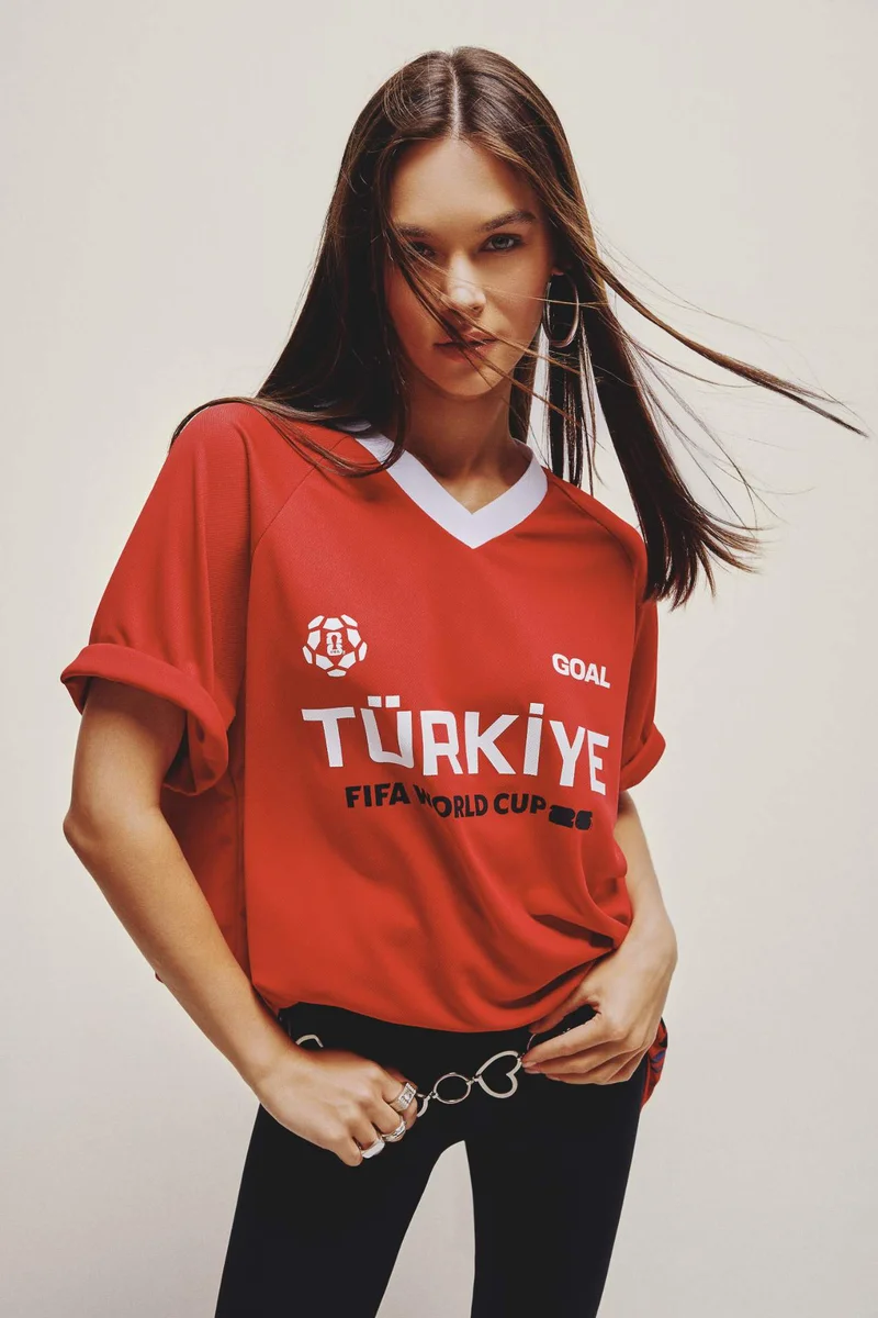 ديفاكتو Oversize Fit V-Neck Printed Short Sleeve T-Shirt