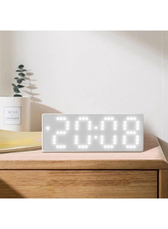 ساعة رقمية مثالية لغرف النوم أو المكاتب، تعرض الوقت والتاريخ ودرجة الحرارة بوضوح. سهلة الاستخدام وتعمل عبر USB أو البطارية. - Image 5