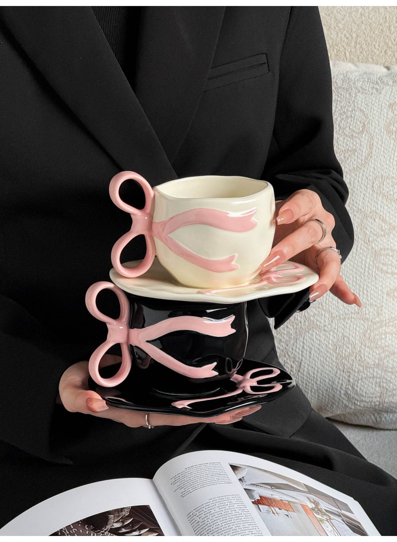 والالا طقم أكواب قهوة سيراميك بمقبض وردي، طقم أكواب وطبق مكون من قطعتين، كوب جميل للفتيات، كوب مصنوع يدويًا لشاي لاتيه وشاي بالحليب، هدايا جميلة لحفلات أعياد الميلاد وعيد الحب للنساء والفتيات، سعة 250 مل - Image 2