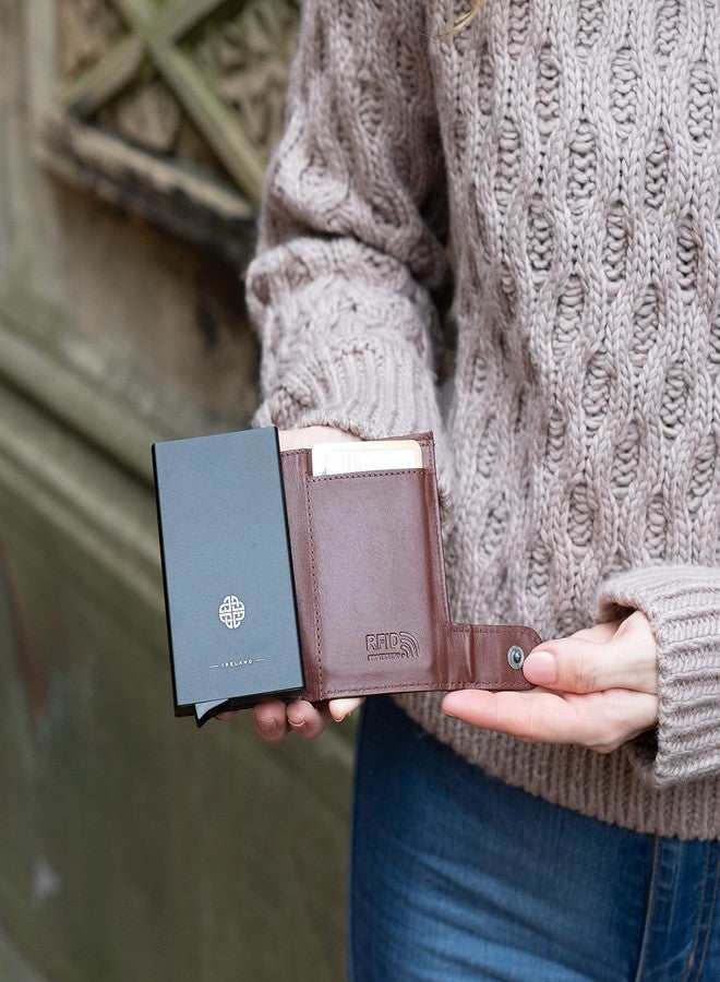 بيدي ميرفي محفظة بيدي مورفي من الجلد الطبيعي المحبب بالكامل، مزودة بتقنية RFID، منقوشة بعقدة سلتيك إيرلندية، لون بني - Image 5