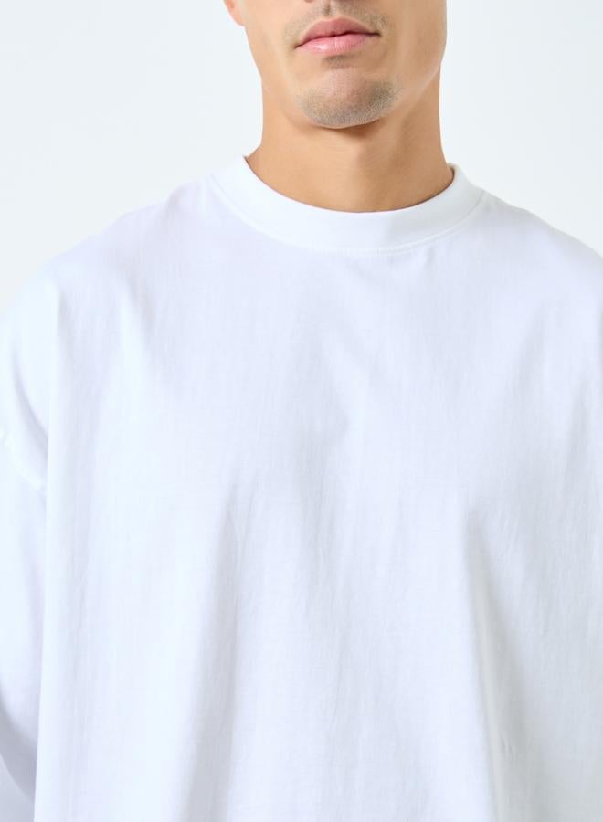 ستايلي تيشيرت رجالي أبيض بقصة بوكسي وياقة دائرية - Image 3