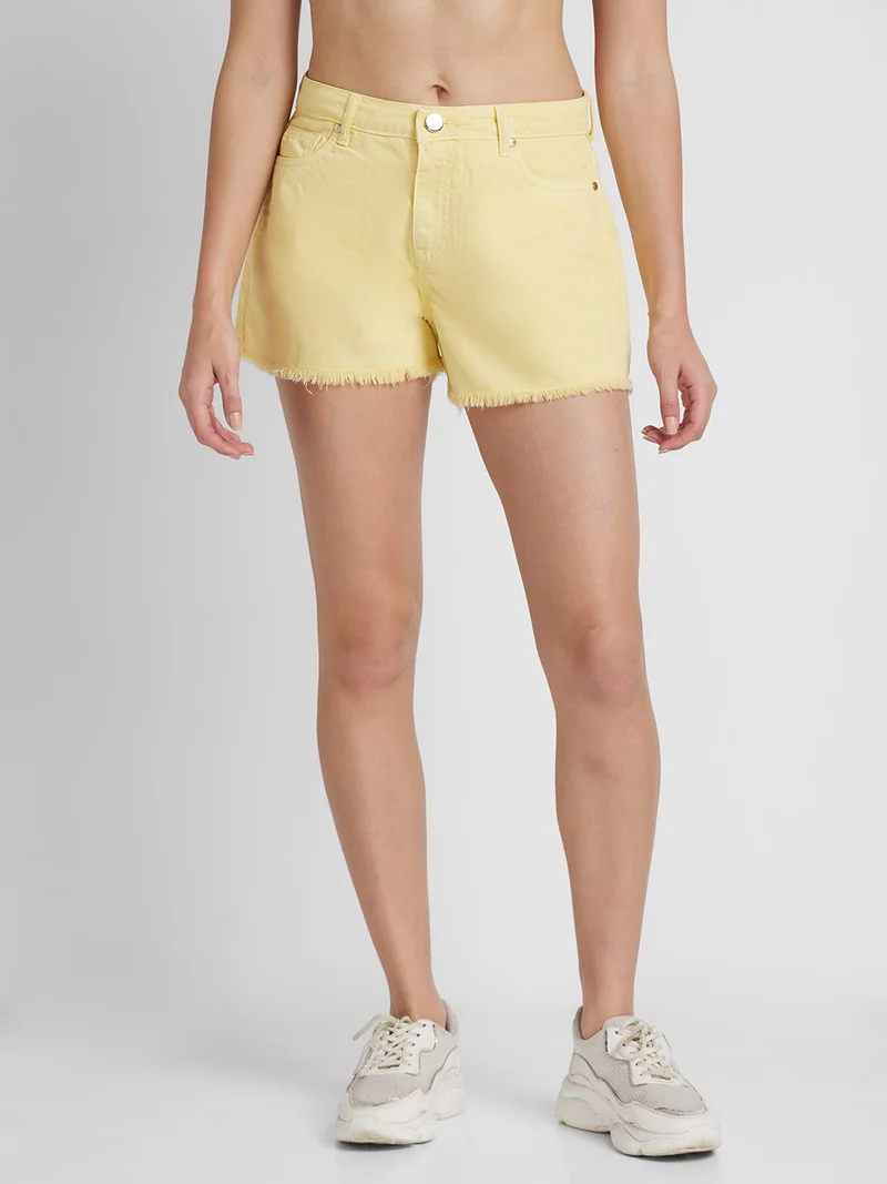 جلو باص شورت جينز نسائي بخصر متوسط مطاطي وحواف ممزقة