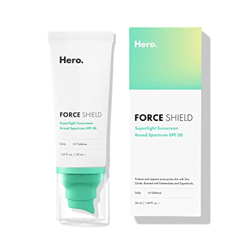واقي شمس هيرو كوزمتيكس فورس شيلد سوبرلايت SPF 30 واقي شمس يومي للبشرة المعرضة لحب الشباب مع أكسيد الزنك جرين سيرج وإكستريمولايتس خالي من العطور وآمن للشعاب المرجانية 50 مل