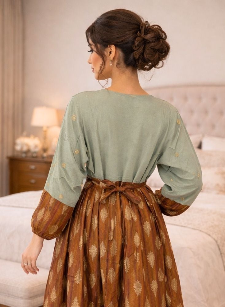 بريميم جلابية ماكسي نسائية بلون المريمية والبني بتصميم متباين - صدرية أمامية مطرزة مع أكمام واسعة مطبوعة، وياقة دائرية، وقصة طويلة انسيابية - Image 4