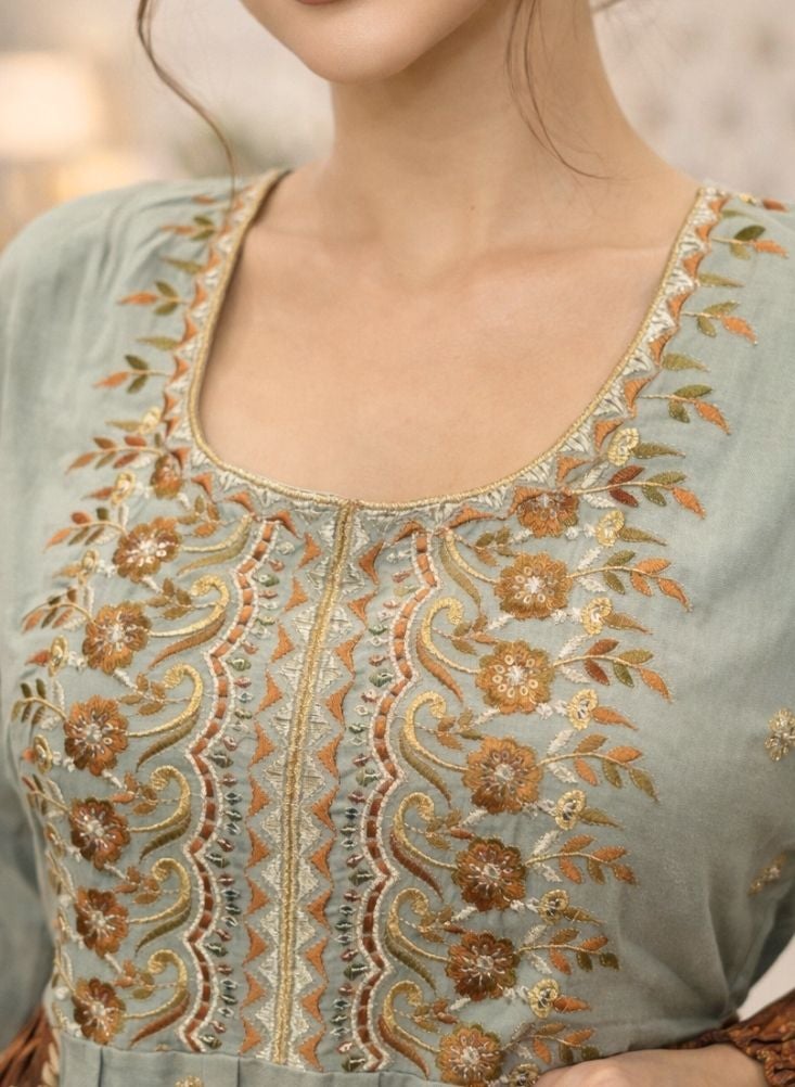 بريميم جلابية ماكسي نسائية بلون المريمية والبني بتصميم متباين - صدرية أمامية مطرزة مع أكمام واسعة مطبوعة، وياقة دائرية، وقصة طويلة انسيابية - Image 3