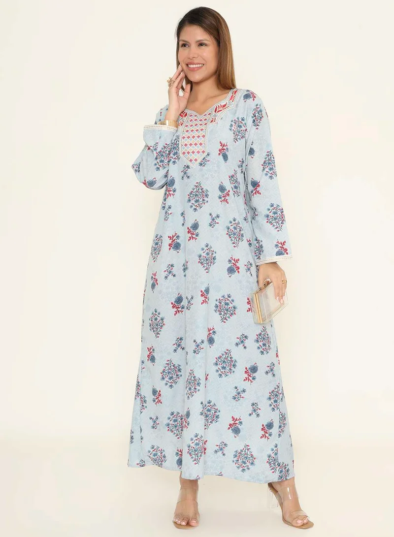 هانا آند سارا جلابية عربية مطبوعة بالورود باللون الأزرق السماوي مع خط عنق مطرز