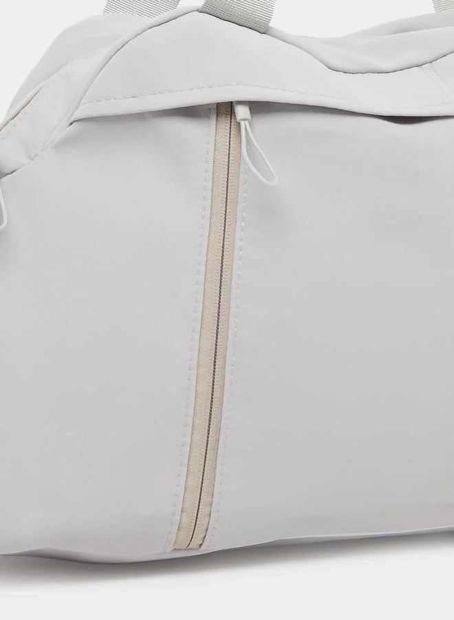 ستايلي شنطة جيم بتفاصيل سحَّاب مع رباط قابل للفصل