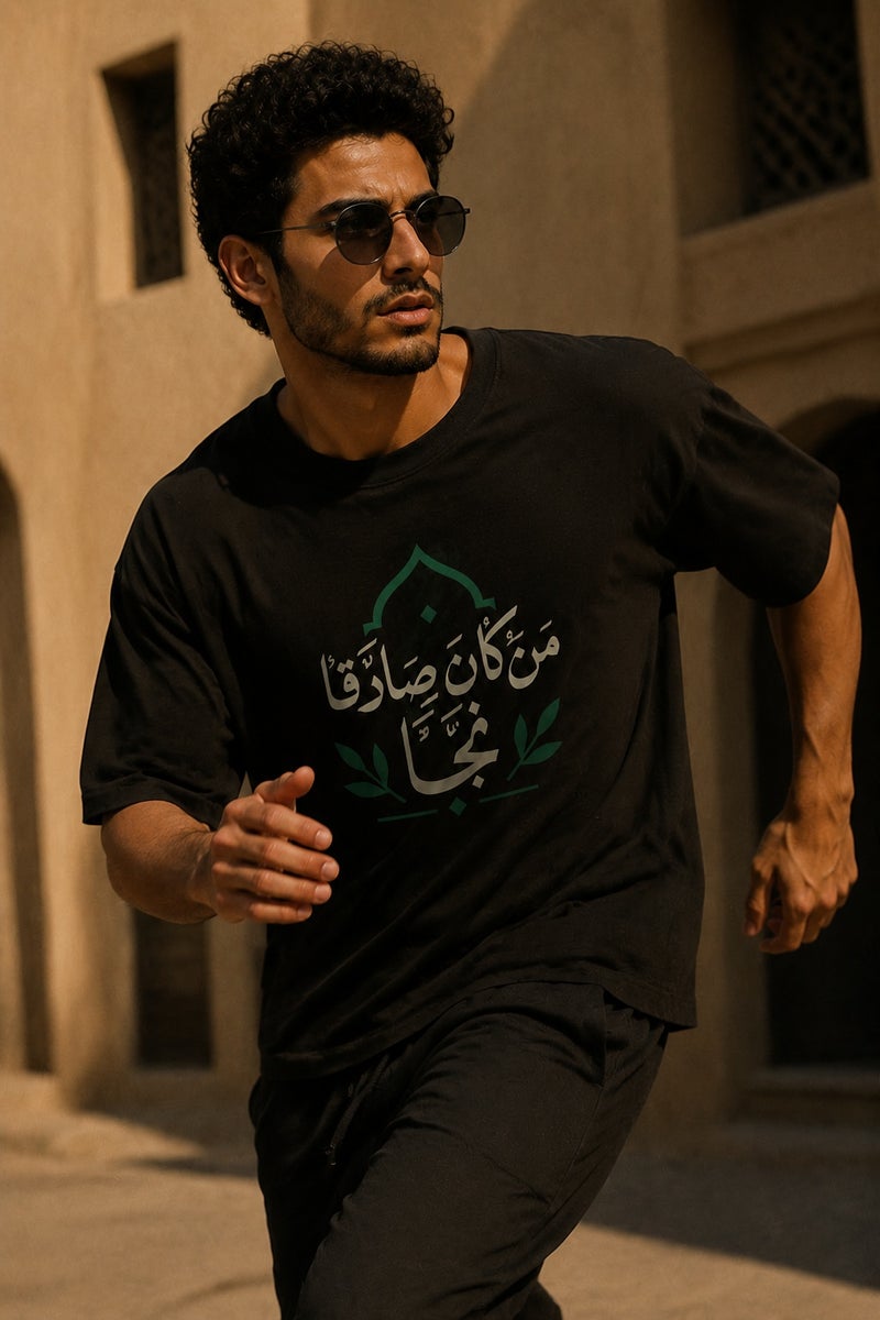 تي شيرت رجالي أسود بقصة واسعة وطبعة خط عربي أنيقة تصميم عصري بأكمام قصيرة وياقة دائرية - Image 3