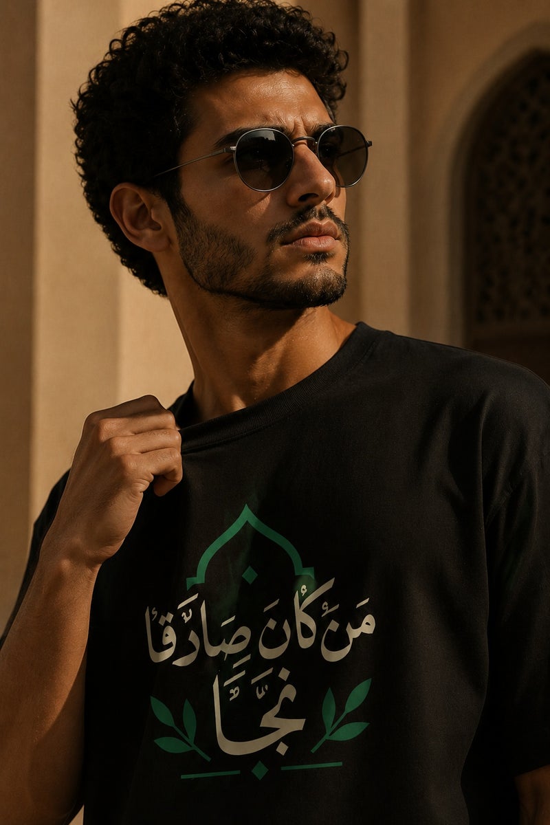 تي شيرت رجالي أسود بقصة واسعة وطبعة خط عربي أنيقة تصميم عصري بأكمام قصيرة وياقة دائرية - Image 5