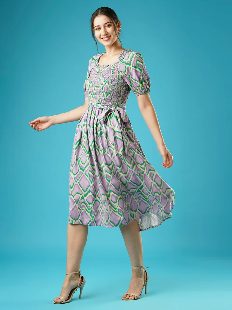 جلو باص فستان ميدي نسائي بطبعات زهور بتصميم واسع من الأسفل