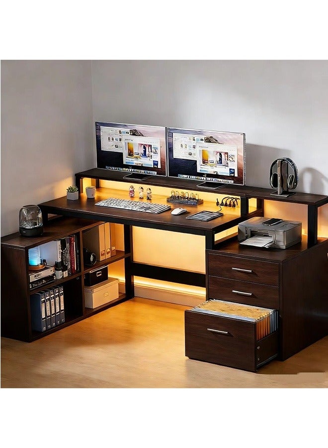 JCB CHIC مكتب كمبيوتر LED مزود بمأخذ كهربائي، مكتب دراسة متعدد الوظائف مزود بثلاثة أدراج تخزين وخزانة مفتوحة، مكتب ألعاب مزود بحامل شاشة طويل، مكتب زاوية مكتبي مزود برف تخزين - Image 1