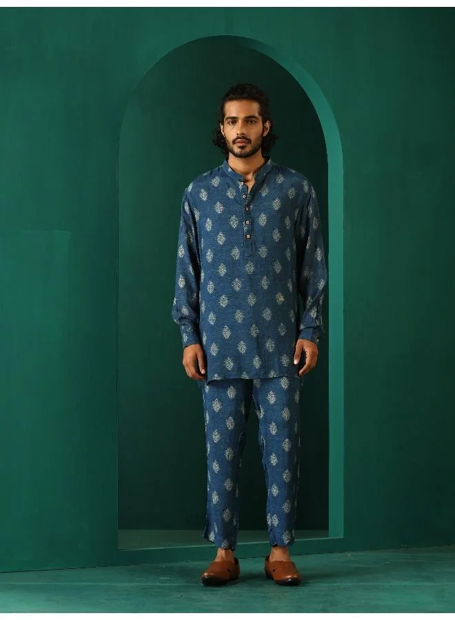 ترو برونز طقم رجالي من حرير الموسلين مطبوع باللون الأزرق والزهور