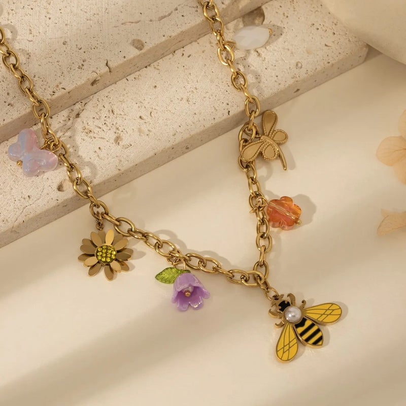 سلسلة أستانليس ستيل ذهبي مع دلايات بالوان متعددة ودلاية شكل نحلة - Image 2