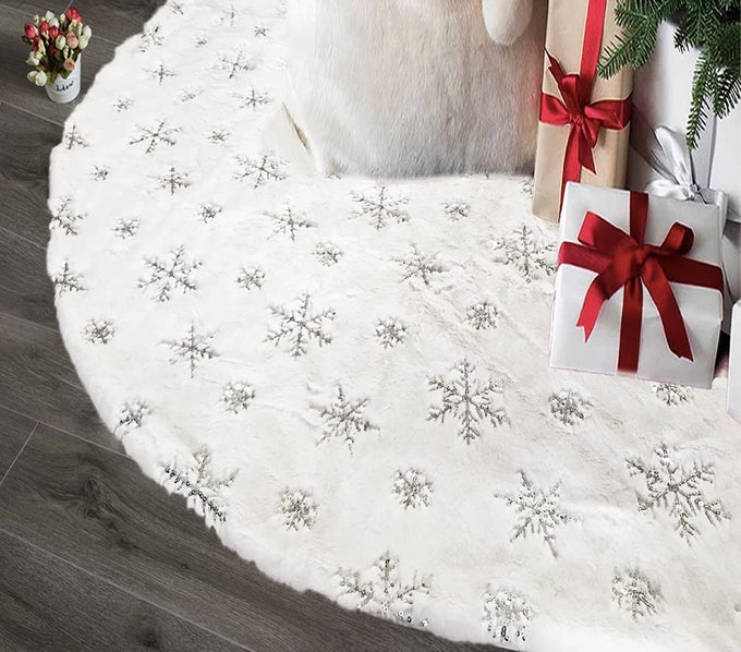 48 INCH SEQUIN FAUX FUR CHRISTMAS TREE SKIRT DECORATION FOR MERRY CHRISTMAS PARTY WHITE PLUSH SILVER SEQUIN SNOWFLAKE XMAS CHRISTMAS TREE SKIRT DECORATIONS