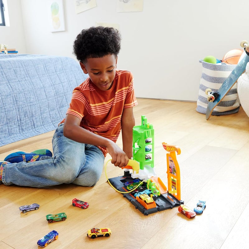 Hot Wheels Netflix 'Let's Race' - Super Charging Service Area, Playset with 4 Fuel Stations, Lift and Parking Up to 10 Cars, 1 Car Included, 4+ Years, HTN79 - Image 2