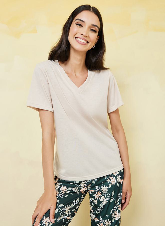 ستايلي طقم بيجامة من تي شيرت برقبة على شكل حرف  وطبعات زهور - Image 3
