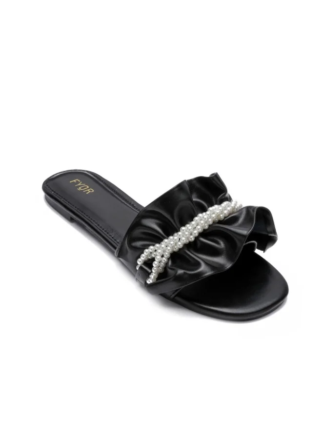 فايور صندل نسائي مزين باللؤلؤ بتفاصيل مكشكشة