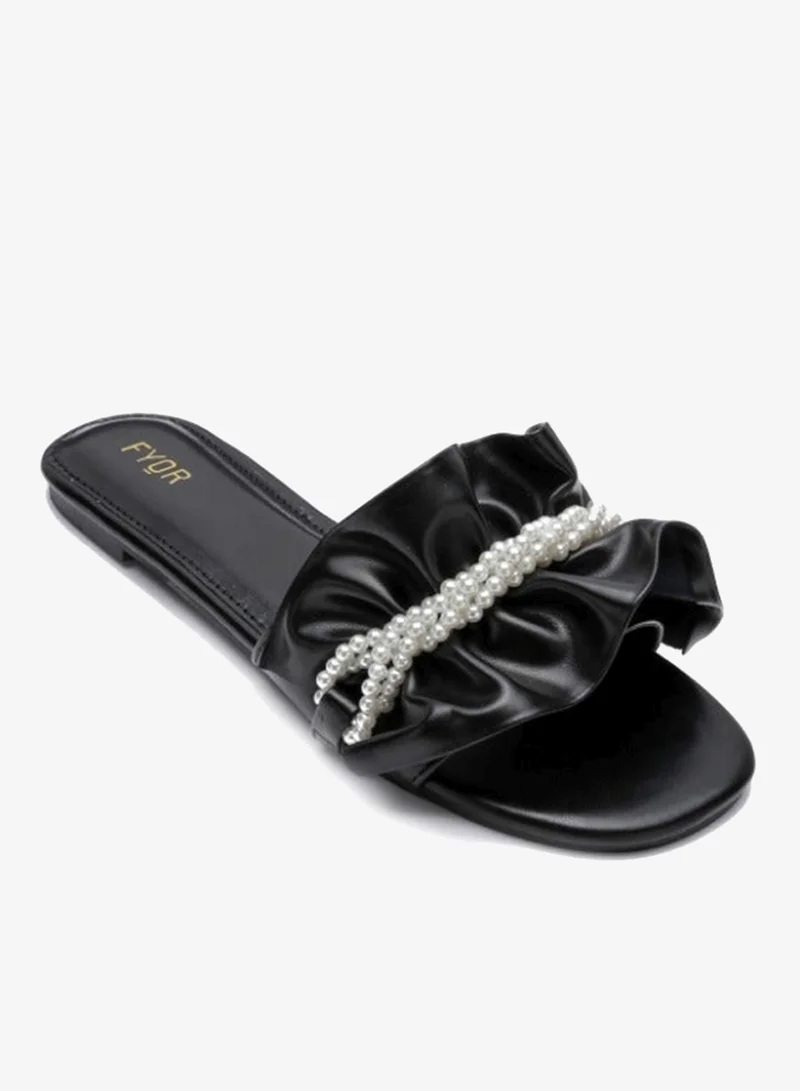 فايور صندل نسائي مزين باللؤلؤ بتفاصيل مكشكشة