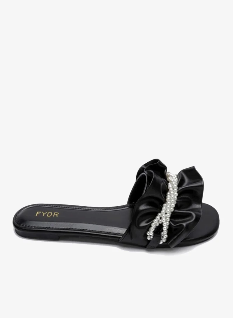 فايور صندل نسائي مزين باللؤلؤ بتفاصيل مكشكشة