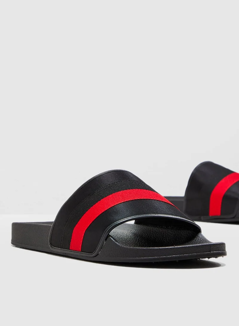 STEVE MADDEN Swerve Slides