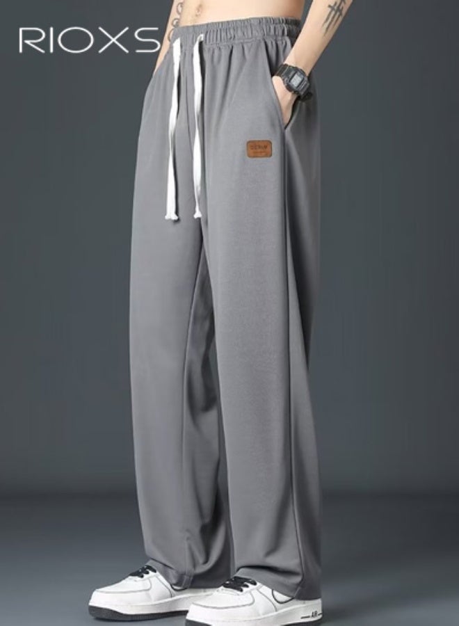 ريوكس بنطال رياضي رجالي، بنطال رياضي فضفاض من الحرير الجليدي مع جيوب جانبية، بنطال جري مريح بخصر مطاطي ورباط، بنطال كاجوال مستقيم واسع الساقين ومقاوم للتجعد، بنطال رياضي جاهز للصالة الرياضية، بنطال رياضي سريع الجفاف للأنشطة الترفيهية والخارجية، رمادي - Image 2