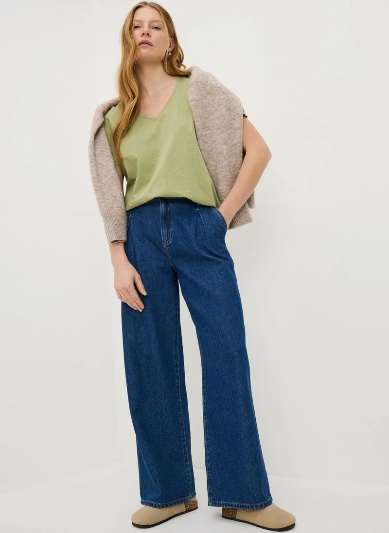 ماتلان تي شيرت بياقة على شكل حرف  بلون الزيتون