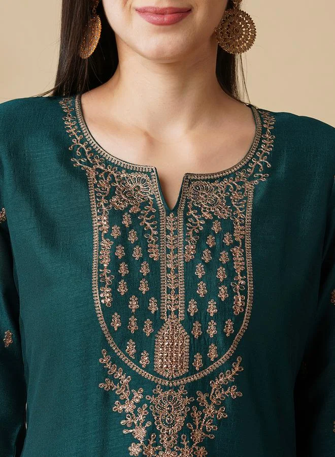 جلو باص طقم كورتا مستقيمة مطرزة وبنطلون من ستايلي