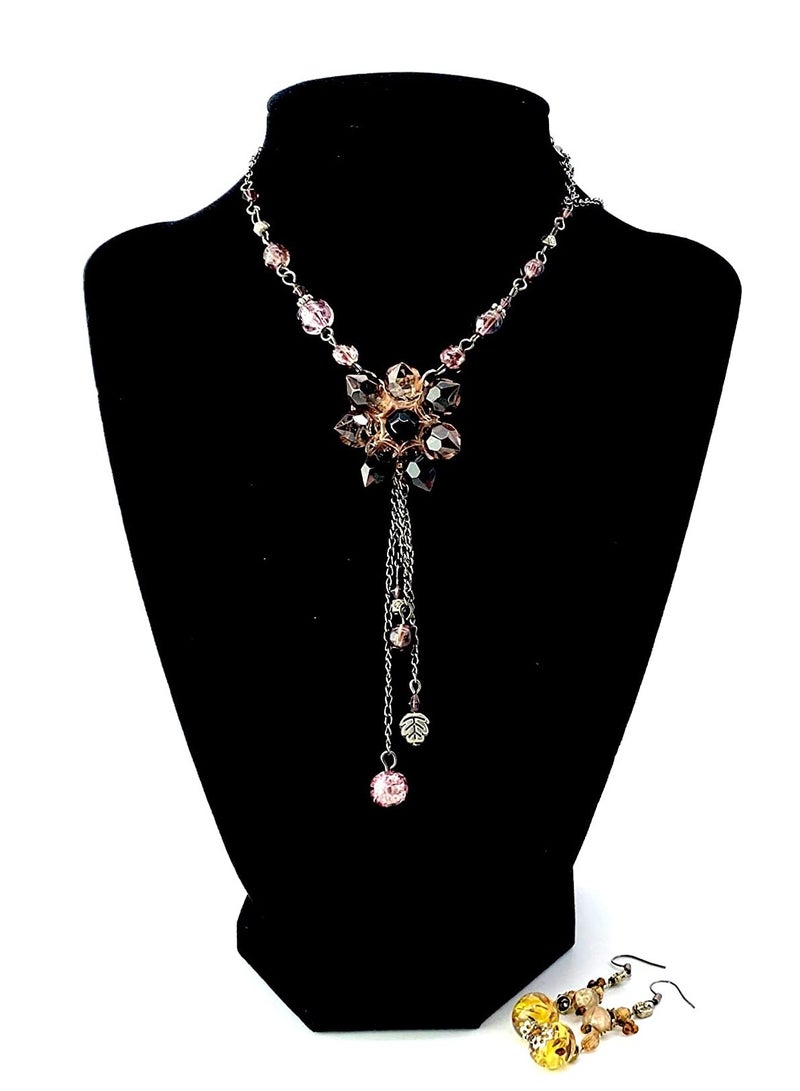 𝐅𝐅𝐃 حامل عرض مجوهرات مخملي أسود أنيق - حامل قلادة بقاعدة خشبية متينة، مثالي للمنزل أو الزينة أو معارض المجوهرات بالتجزئة - Image 4