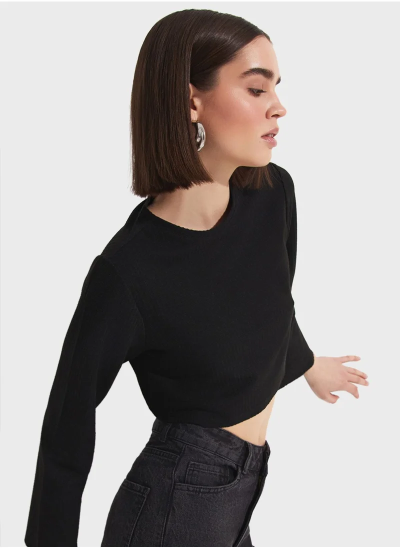 JUNE Essential Crew Neck Top