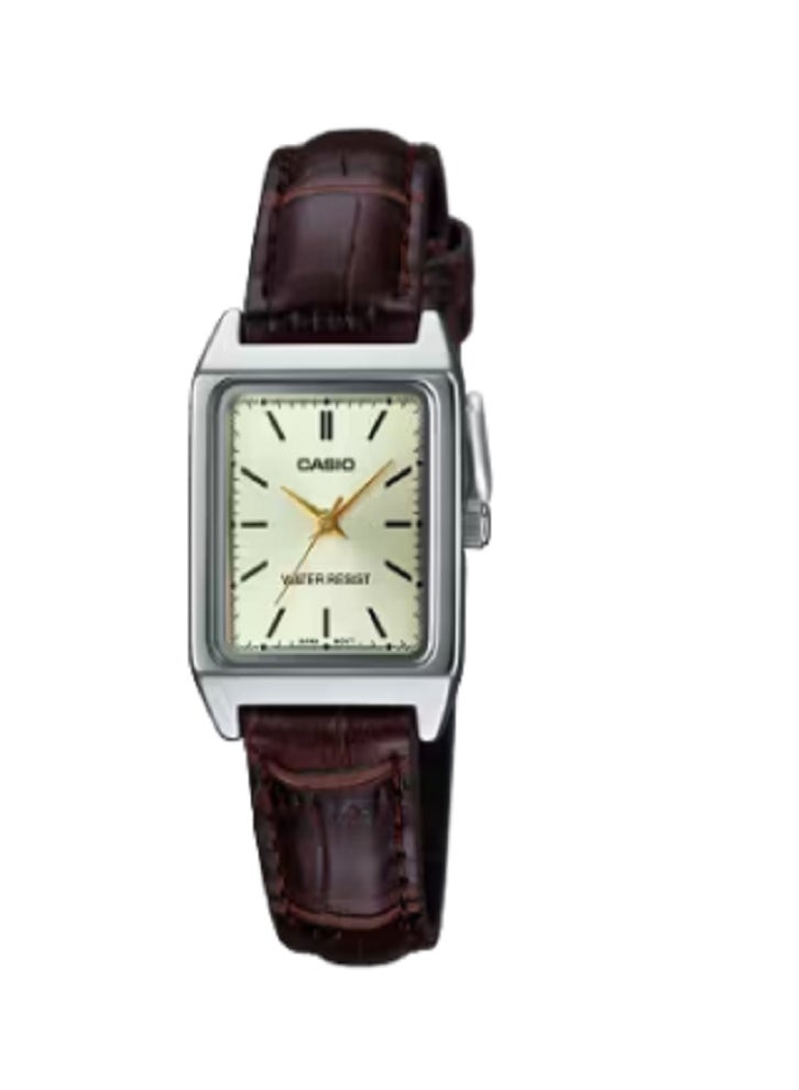 ساعة كاسيو النسائية الكلاسيكية التناظرية | هيكل مستطيل ذهبي اللون مع ميناء بلون الشمبانيا | حزام من الجلد الأصلي | أنيقة وبسيطة ومقاومة للماء