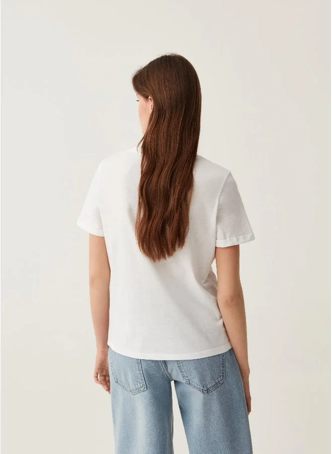 او في اس تيشيرت أوفس قطن بطبعة أوراق شجر