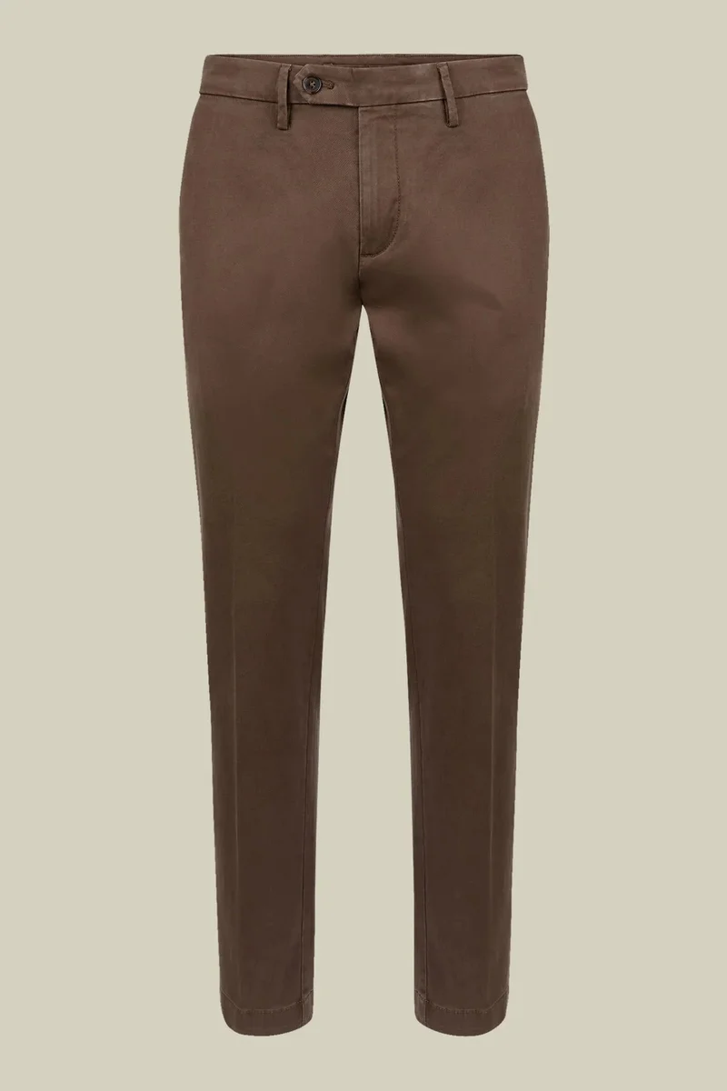 Men's classic twill chinos in a perfect fit - LT Brown