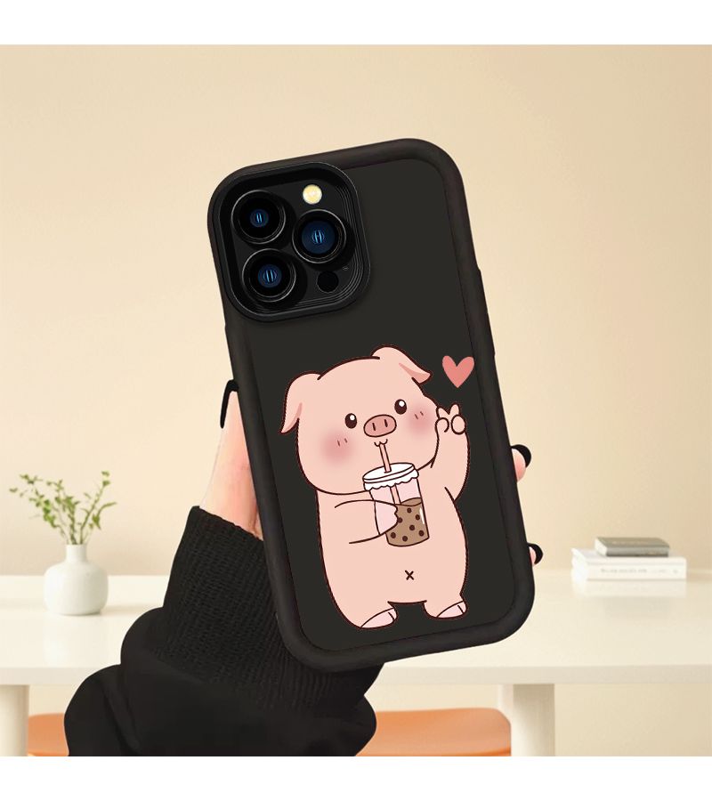 غطاء هاتف على شكل خنزير صغير لطيف يشرب حليب الشاي، بتصميم كرتوني، تغطية كاملة، حماية ناعمة، متوافق مع آيفون 14 باللون الأسود، هدية مثالية للأصدقاء. - Image 3