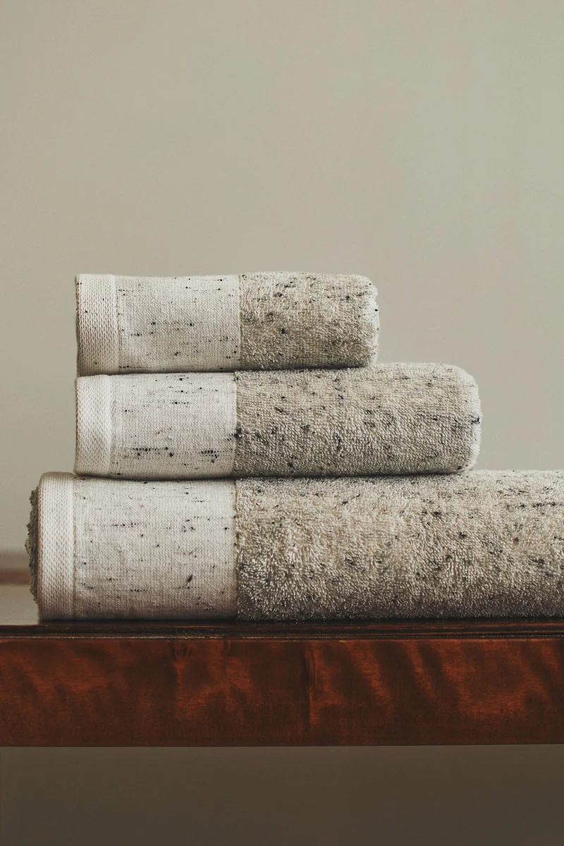 اتش اند ام منشفة استحمام قطنية مزيّنة بعقد متداخلة