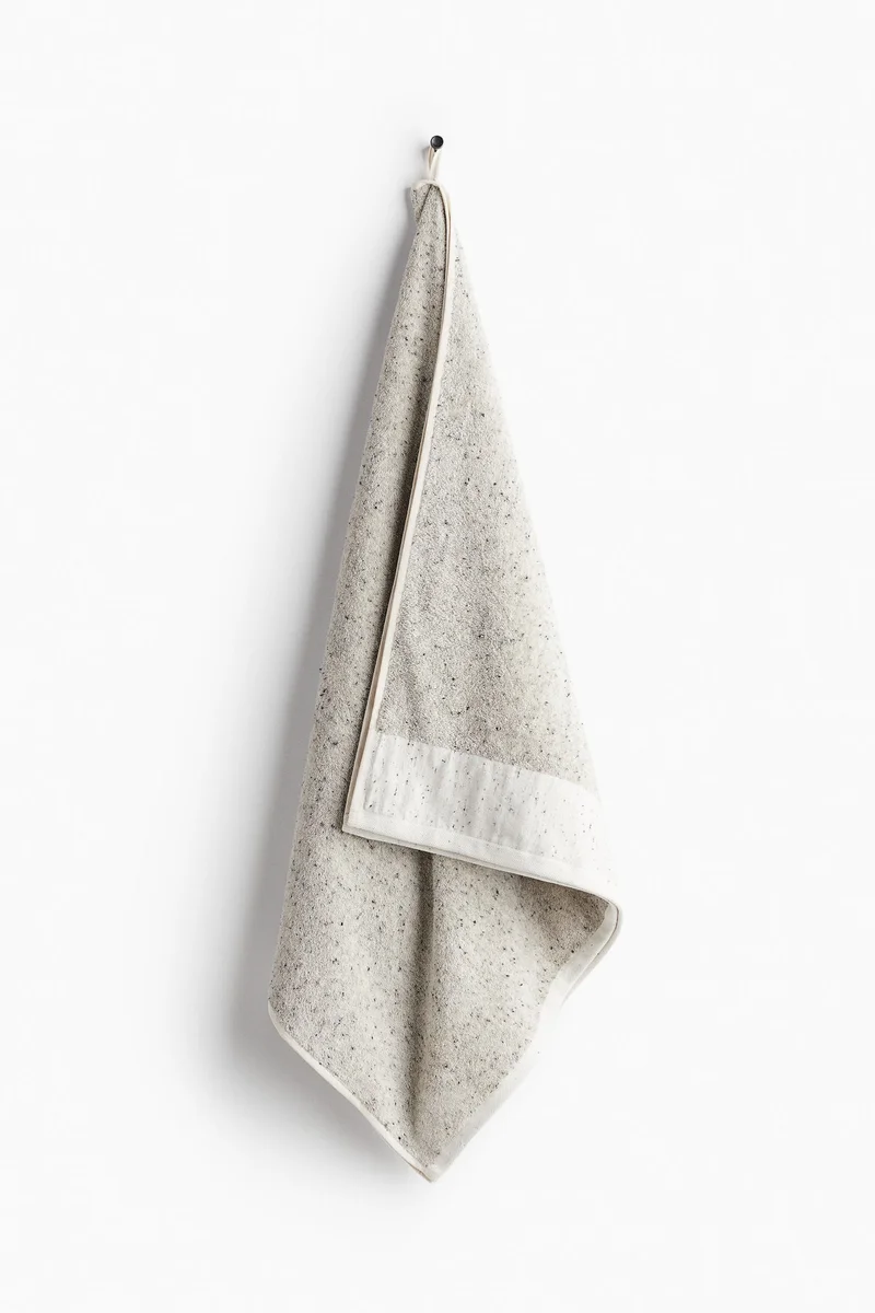 اتش اند ام منشفة استحمام قطنية مزيّنة بعقد متداخلة